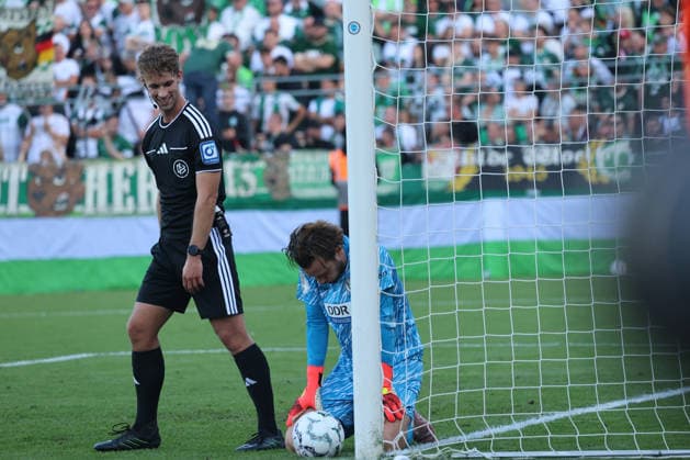 BERLIN, GERMANY - AUGUST 24: Torwart Goal Keeper Luis Zwick (VSG Altglienicke, 1) after injury to the ground, on the left referee Jarno Wienefeld, during the DFB Cup DFB Pokal match (Round 1) between DFB-Pokal: VSG Altglienicke - VfL Wolfsburg at Stadion auf dem Wurfplatz (Amateurstadion im Olympiapark) on August 24, 2026 in Berlin, Germany. DFL REGULATIONS PROHIBIT ANY USE OF PHOTOGRAPHS AS IMAGE SEQUENCES AND OR QUASI-VIDEO. Berlin Germany Copyright: xO.Frankex