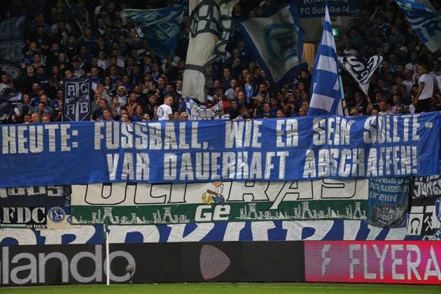Halle (Saale), Sachsen-Anhalt, Deutschland, 24.08.2026: Leuna-Chemie-Stadion: DFB-Pokal: Hallescher FC - Schalke 04: Fans protestieren gegen Video-Schiedsrichter und fordern auf einem Banner VAR dauerhaft abschaffen *** Halle an der Saale, Saxony-Anhalt, Germany, August 24, 2026—Leuna Chemie Stadium, DFB Cup: Hallescher FC vs. Schalke 04. Fans protest against video referees and call for the permanent abolition of VAR on a banner. Copyright: xdtsxNachrichtenagenturx dts_130866