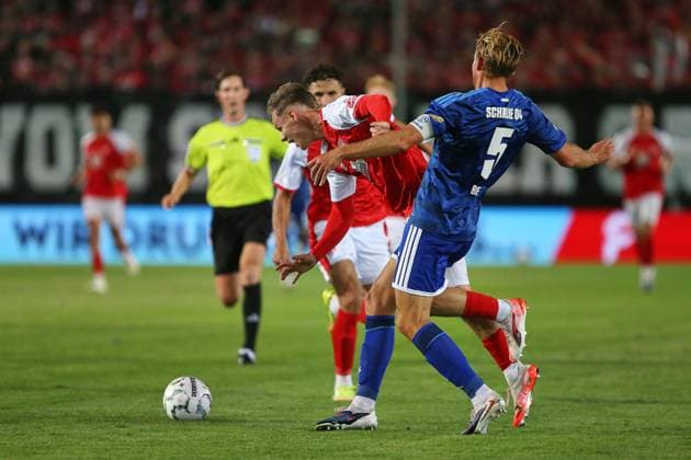 Halle (Saale), Sachsen-Anhalt, Deutschland, 24.08.2026: Leuna-Chemie-Stadion: DFB-Pokal: Hallescher FC - Schalke 04: Timo Becker (5, FC Schalke 04) und Julien Damelang (43, Hallescher FC) *** Halle an der Saale, Saxony-Anhalt, Germany, August 24, 2026, Leuna Chemie Stadium, DFB Cup, Hallescher FC vs. Schalke 04, Timo Becker (5), FC Schalke 04, and Julien Damelang (43), Hallescher FC Copyright: xdtsxNachrichtenagenturx dts_130867