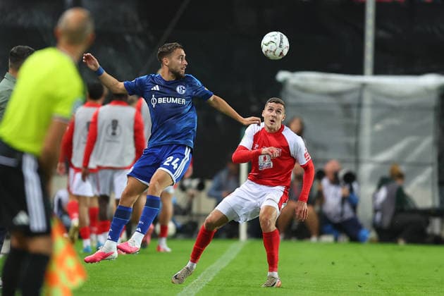 Halle - Schalke DFB Pokal Halle, 24.08.2026, Leuna-Chemie-Stadion, Fußball, Männer, Saison 2026 2027, DFB Pokal, 1. Runde , Hallescher FC - FC Schalke 04 , Im Bild v.l.: Adil Aouchiche ( 24, Schalke) und Marius Hauptmann ( 23, Halle) , *** Halle vs. Schalke, DFB Cup, Halle, August 24, 2026, Leuna Chemie Stadium, Soccer, Men, 2026–2027 Season, DFB Cup, First Round, Hallescher FC vs. FC Schalke 04, Pictured from left: Adil Aouchiche (24), Schalke, and Marius Hauptmann (23), Halle,