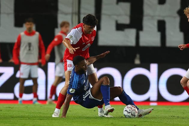 Halle - Schalke DFB Pokal Halle, 24.08.2026, Leuna-Chemie-Stadion, Fußball, Männer, Saison 2026 2027, DFB Pokal, 1. Runde , Hallescher FC - FC Schalke 04 , Im Bild v.l.: Burim Halili ( 5, Halle) und Moussa Sylla ( 9, Schalke) , *** Halle vs. Schalke, DFB Cup, Halle, August 24, 2026, Leuna Chemie Stadium, Soccer, Men, 2026–2027 Season, DFB Cup, First Round, Hallescher FC vs. FC Schalke 04. Pictured from left: Burim Halili (5), Halle, and Moussa Sylla (9), Schalke.