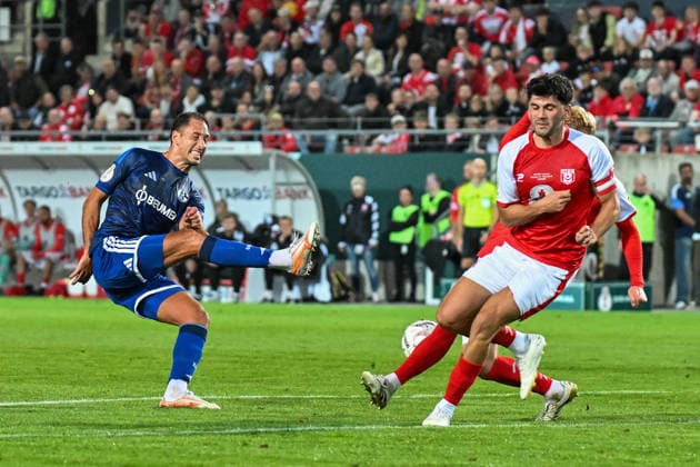 Fußball I Herren I Saison 2026-2027 I DFB-Pokal I Hallescher FC - FC Schalke 04 I 24.08.2026 Torschuss Nikola Katic (25, FC Schalke 04), der Ball prallt an Burim Halili (5, Hallescher FC) ab Halle (Saale) Leuna-Chemie-Stadion Sachsen-Anhalt Deutschland *** Soccer Men s 2026–2027 Season DFB Cup Hallescher FC vs. FC Schalke 04 August 24, 2026 Shot on goal by Nikola Katic (25), FC Schalke 04; the ball deflects off Burim Halili 5, Hallescher FC, at the Halle Saale Leuna Chemie Stadium, Saxony-Anhalt, Germany Copyright: xLobeca InesxHähnelx