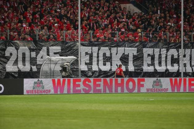 Sport Bilder des Tages Halle (Saale), Sachsen-Anhalt, Deutschland, 24.08.2026: Leuna-Chemie-Stadion: DFB-Pokal: Hallescher FC - Schalke 04: Fans protestieren gegen die Uhrzeit für das Abendspiel 20:45 Fickt euch *** Halle an der Saale, Saxony-Anhalt, Germany, August 24, 2026, Leuna Chemie Stadium, DFB Cup, Hallescher FC vs. Schalke 04. Fans protest the kickoff time for the evening game at 8:45 p.m. Fuck you! Copyright: xdtsxNachrichtenagenturx dts_130868