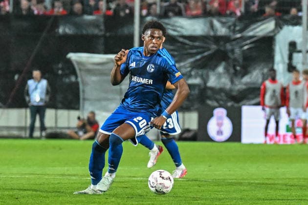 Fußball I Herren I Saison 2026-2027 I DFB-Pokal I Hallescher FC - FC Schalke 04 I 24.08.2026 Chukwubuike Junior Adamu (20, FC Schalke 04) Freisteller, Nahaufnahme, Porträt, Portrait, Einzelfoto, Einzelbild, Körper Halle (Saale) Leuna-Chemie-Stadion Sachsen-Anhalt Deutschland *** Soccer I Men s I 2026–2027 Season I DFB Cup I Hallescher FC vs. FC Schalke 04 I August 24, 2026 Chukwubuike Junior Adamu, 20, FC Schalke 04, cutout, close-up, portrait, single photo, single image, body, Halle, Saale, Leuna, Chemie Stadium, Saxony-Anhalt, Germany Copyright: xLobeca InesxHähnelx