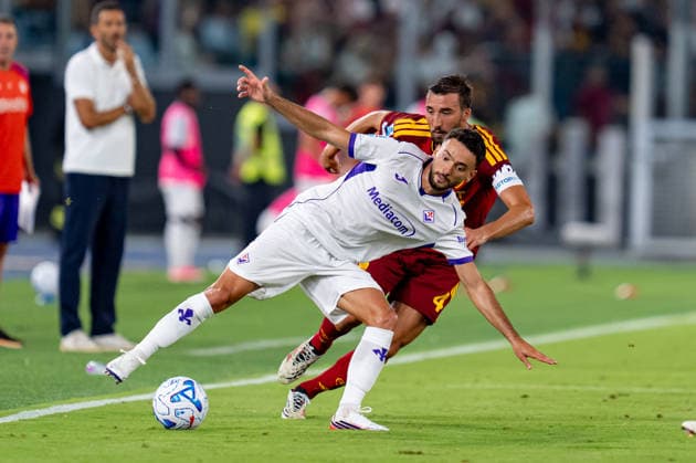 AS Roma v ACF Fiorentina - Serie A Enilive Joao Mario of ACF Fiorentina and Bryan Cristante of AS Roma compete for the ball during the Serie A Enilive match between AS Roma and ACF Fiorentina at Olympic Stadium on August 24, 2026 in Rome, Italy Rome Olympic Stadium Lazio Italy Copyright: xGiuseppexMaffiax 260824SerieA_Roma-Fiorentina_GM_08377