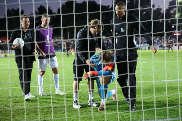 BERLIN, GERMANY - AUGUST 24: Enf of game, Torwart Goal Keeper Luis Zwick (VSG Altglienicke, 1), disappointed, dissatisfied, frustration after a missed goal attempt, is comforted by supervisors, during the DFB Cup DFB Pokal match (Round 1) between DFB-Pokal: VSG Altglienicke - VfL Wolfsburg at Stadion auf dem Wurfplatz (Amateurstadion im Olympiapark) on August 24, 2026 in Berlin, Germany. DFL REGULATIONS PROHIBIT ANY USE OF PHOTOGRAPHS AS IMAGE SEQUENCES AND OR QUASI-VIDEO. Berlin Germany Copyright: xO.Frankex