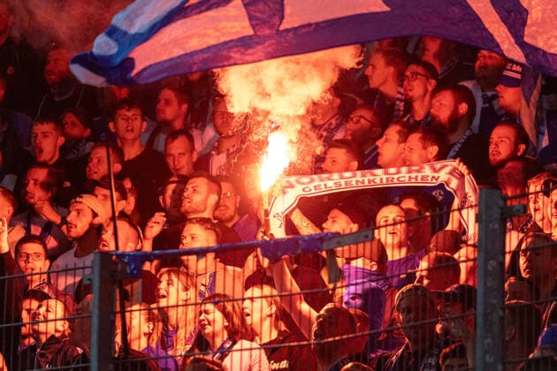 Deutschland: DFB Pokal, Saison 2026 2027, 24.08.2026, 1.Runde , Hallescher FC vs FC Schalke 04 , Leuna-Chemie-Stadion : Auswärtsblock mit Pyrotechnik *** Germany DFB Cup, 2026–2027 Season, August 24, 2026, First Round, Hallescher FC vs. FC Schalke 04, Leuna Chemie Stadium, Away Section with Pyrotechnics Copyright: xMichellexLukax