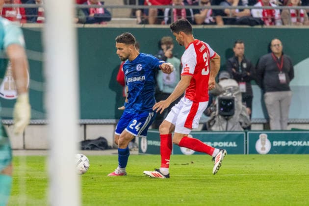 Deutschland: DFB Pokal, Saison 2026 2027, 24.08.2026, 1.Runde , Hallescher FC vs FC Schalke 04 , Leuna-Chemie-Stadion : Aouchiche, Adil (FC Schalke 04, 24) im Zweikampf gegen Langhammer, Felix (Hallescher FC, 34) *** Germany DFB Cup, 2026–2027 Season, August 24, 2026, First Round, Hallescher FC vs. FC Schalke 04, Leuna Chemie Stadium Aouchiche, Adil (FC Schalke 04), 24, in a tackle against Langhammer, Felix (Hallescher FC), 34 Copyright: xMichellexLukax