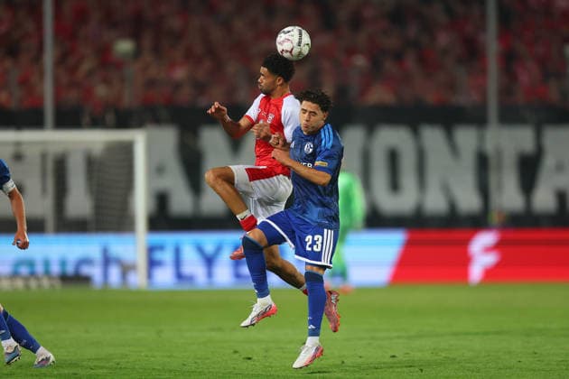 Halle - Schalke DFB Pokal Halle, 24.08.2026, Leuna-Chemie-Stadion, Fußball, Männer, Saison 2026 2027, DFB Pokal, 1. Runde , Hallescher FC - FC Schalke 04 , Im Bild v.l.: Stanley Ratifo ( 30, Halle) und Soufiane El-Faouzi ( 23, Schalke) , *** Halle vs. Schalke, DFB Cup, Halle, August 24, 2026, Leuna Chemie Stadium, Soccer, Men, 2026–2027 Season, DFB Cup, First Round, Hallescher FC vs. FC Schalke 04, Pictured from left: Stanley Ratifo (30), Halle, and Soufiane El Faouzi (23), Schalke,
