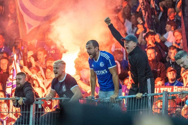 Sport Bilder des Tages Deutschland: DFB Pokal, Saison 2026 2027, 24.08.2026, 1.Runde , Hallescher FC vs FC Schalke 04 , Leuna-Chemie-Stadion : Torjubel nach dem Tor zum 1:1 für den FC Schalke 04 durch Torschütze Ljubicic, Dejan (FC Schalke 04, 21), Jubelnde Fans von FC Schalke 04 *** Germany DFB Cup, 2026–2027 Season, August 24, 2026, First Round, Hallescher FC vs. FC Schalke 04, Leuna Chemie Stadium—Celebration after FC Schalke 04’s 1–1 goal scored by Dejan Ljubicic, FC Schalke 04, 21—Cheering FC Schalke 04 fans Copyright: xMichellexLukax