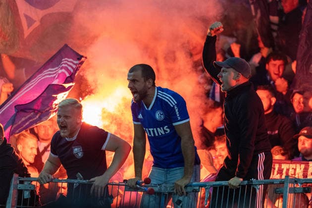 Deutschland: DFB Pokal, Saison 2026 2027, 24.08.2026, 1.Runde , Hallescher FC vs FC Schalke 04 , Leuna-Chemie-Stadion : Torjubel nach dem Tor zum 1:1 für den FC Schalke 04 durch Torschütze Ljubicic, Dejan (FC Schalke 04, 21), Jubelnde Fans von FC Schalke 04 *** Germany DFB Cup, 2026–2027 Season, August 24, 2026, First Round, Hallescher FC vs. FC Schalke 04, Leuna Chemie Stadium—Celebration after FC Schalke 04’s 1–1 goal scored by Dejan Ljubicic, FC Schalke 04, 21—Cheering FC Schalke 04 fans Copyright: xMichellexLukax