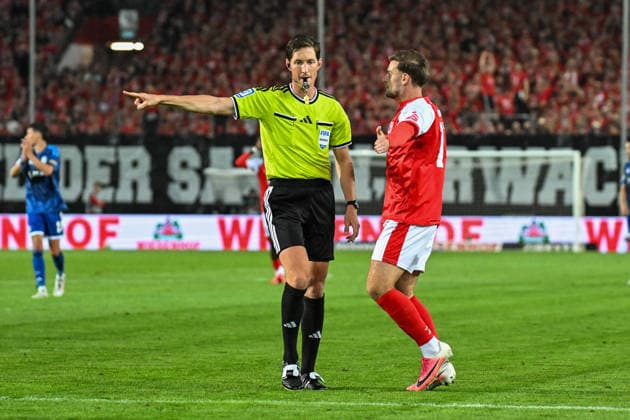 Fußball I Herren I Saison 2026-2027 I DFB-Pokal I Hallescher FC - FC Schalke 04 I 24.08.2026 Schiedsrichter Matthias Jöllenbeck zeigt auf den Punkt und entscheidet auf Strafstoß für Schalke, rechts: Max Kulke (17, Hallescher FC) Halle (Saale) Leuna-Chemie-Stadion Sachsen-Anhalt Deutschland *** Soccer I Men s I 2026–2027 Season I DFB Cup I Hallescher FC vs. FC Schalke 04 I August 24, 2026: Referee Matthias Jöllenbeck points to the spot and awards a penalty kick to Schalke; on the right, Max Kulke (17), Hallescher FC, Halle an der Saale, Leuna Chemie Stadium, Saxony-Anhalt, Germany Copyright: xLobeca InesxHähnelx