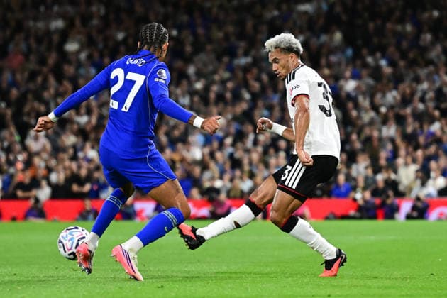 Fulham v Chelsea, Premier League Fulham midfielder Antonee Robinson (33) looks to release the ball under pressure from Chelsea defender Malo Gusto (27) during the Premier League match between Fulham and Chelsea at Craven Cottage, London, UK on 24 August 2026. London Craven Cottage Greater London UK Editorial use only DataCo restrictions apply See www.football-dataco.com , Copyright: xDennisxGoodwinx PSI-24739-0060