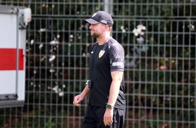 24.08.26 VfB Stuttgart Training Deutschland, Stuttgart, 24.08.2026, Fussball, Bundesliga, Saison 2026 2027, VfB Stuttgart Training: Sebastian Hoeneß (Trainer). *** August 24, 2026 VfB Stuttgart Practice, Germany, Stuttgart, August 24, 2026, Soccer, Bundesliga, 2026–2027 Season, VfB Stuttgart Practice, Sebastian Hoeneß, Coach