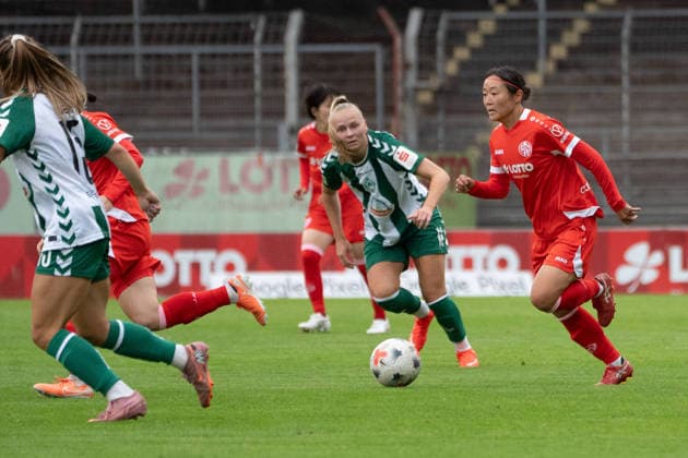 24.08.2026, xhfmx, Fussball Google Pixel Frauen Bundesliga, 1. FSV Mainz 05 - SV Werder Bremen Isabella Jaron (Werder Bremen, 11) mit Mainer Gegenspielerin im Laufduell Mainz *** August 24, 2026, xhfmx, Soccer Google Pixel Women s Bundesliga, 1 FSV Mainz 05 vs. SV Werder Bremen Isabella Jaron Werder Bremen, 11 in a footrace with a Mainz opponent Mainz