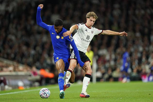 Fulham v Chelsea, Premier League Josh Acheampong of Chelsea under pressure from CÃ sar Palacios of Fulham during the Fulham v Chelsea Premier League match at Craven Cottage, London, England on 24 August 2026 Credit: Dylan Hepworth Every Second Media Editorial use only. All images are copyright Every Second Media Limited. No images may be reproduced without prior permission. All rights reserved. Premier League and Football League images are subject to licensing agreements with Football DataCo Limited. see https: www.football-dataco.com Copyright: xIMAGO EveryxSecondxMediax ESM-2111-0081 DylanxHepworthx xEveryxSecondxMediax