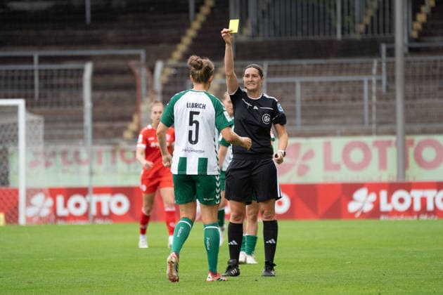 24.08.2026, xhfmx, Fussball Google Pixel Frauen Bundesliga, 1. FSV Mainz 05 - SV Werder Bremen Naemi Breir (Schiedsrichterin) zeigt Michelle Ulbrich (Werder Bremen, 5) die gelbe Karte. Mainz *** August 24, 2026, xhfmx, Soccer Google Pixel Women s Bundesliga, 1 FSV Mainz 05 vs. SV Werder Bremen: Referee Naemi Breir shows Michelle Ulbrich of Werder Bremen a yellow card; Mainz 5