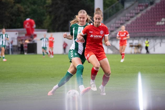 24.08.2026, xhfmx, Fussball Google Pixel Frauen Bundesliga, 1. FSV Mainz 05 - SV Werder Bremen v.l. Marie Gmeineder (Werder Bremen, 6) im Zweikampf mit Saskia Matheis (1. FSV Mainz 05, 19) Mainz *** August 24, 2026, xhfmx, Soccer Google Pixel Women s Bundesliga, 1 FSV Mainz 05 vs. SV Werder Bremen, Marie Gmeineder (Werder Bremen), 6 in a tackle with Saskia Matheis (1 FSV Mainz 05), 19 Mainz