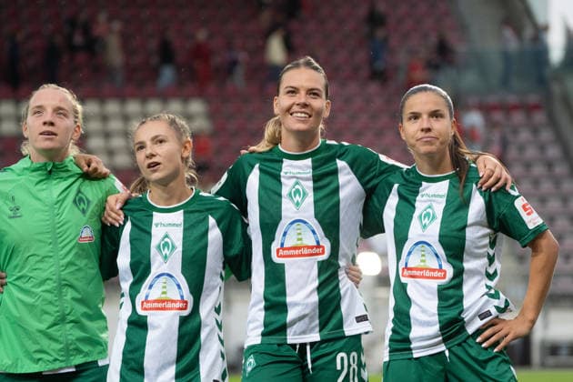 24.08.2026, xhfmx, Fussball Google Pixel Frauen Bundesliga, 1. FSV Mainz 05 - SV Werder Bremen Die Werder Fraue feiern mit den Fans den Sieg in Mainz. Jubel, Celebration, Fans Mainz *** August 24, 2026, xhfmx, Soccer, Google Pixel, Women s Bundesliga, 1 FSV Mainz 05 vs. SV Werder Bremen: The Werder women celebrate their victory in Mainz with the fans—Jubilation, Celebration, Fans, Mainz