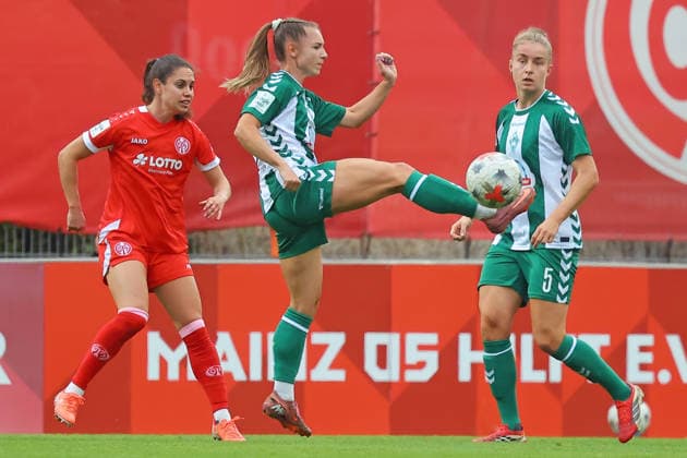 Mainz, Deutschland 24. August 2026: 1. BL Frauen - 2026 2027 - Sp. 1 - 1. FSV Mainz 05 gegen SV Werder Bremen Im Bild: Michelle Weiß Weiss (SVW) mit artistischer Ballannahme trotz Bedrängnis. DFL regulations prohibit any use of photographs as image sequences and or quasi-video Bruchwegstadion Rheinland - Pfalz *** Mainz, Germany August 24, 2026 1st Bundesliga Women 2026–2027 Match 1: 1 FSV Mainz 05 vs. SV Werder Bremen Pictured: Michelle Weiß Weiss (SVW) with an artistic ball control despite being under pressure. DFL regulations prohibit any use of photographs as image sequences and or quasi-video. BruChwegstadion, Rhineland-Palatinate Copyright: xFotostandx xRacochax