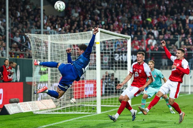 Robin Gosens (FC Schalke 04,8) - 1. Hauptrunde DFB Pokal Saison 2026-2027 Hallescher FC Halle vs. FC Schalke 04 im Leuna-Chemie-Stadion in Halle Saale - Aktion,Fußball,Mann,Männer,Deutschland,24.08.2026 *** Robin Gosens, FC Schalke 04, 8:01, DFB Cup Main Round, 2026–2027 Season: Hallescher FC Halle vs. FC Schalke 04 at Leuna Chemie Stadium in Halle Saale; Action, Soccer, Man,Men, Germany, August 24, 2026