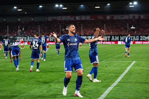 Torjubel - Torschütze Edin Dzeko (FC Schalke 04,10) trifft per Elfmeter zum 1-2 - 1. Hauptrunde DFB Pokal Saison 2026-2027 Hallescher FC Halle vs. FC Schalke 04 im Leuna-Chemie-Stadion in Halle Saale - Aktion,Fußball,Mann,Männer,Deutschland,24.08.2026 *** Goal celebration: Goal scorer Edin Dzeko of FC Schalke 04, 10, scores on a penalty kick to make it 1–2–1 in the main round of the 2026–2027 DFB Cup season between Hallescher FC Halle and FC Schalke 04 at the Leuna Chemie Stadium in Halle an der Saale. Action, soccer,man, men, Germany, August 24, 2026