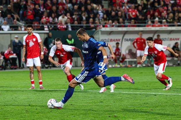 Torschütze Edin Dzeko (FC Schalke 04,10) trifft per Elfmeter zum 1-2 - 1. Hauptrunde DFB Pokal Saison 2026-2027 Hallescher FC Halle vs. FC Schalke 04 im Leuna-Chemie-Stadion in Halle Saale - Aktion,Fußball,Mann,Männer,Deutschland,24.08.2026 *** Goal scorer Edin Dzeko of FC Schalke 04, 10, scores on a penalty kick in the 1-2-1 main round of the 2026-2027 DFB Cup season: Hallescher FC Halle vs. FC Schalke 04 at Leuna Chemie Stadium in Halle an der Saale. Action, soccer, man,Men, Germany, August 24, 2026