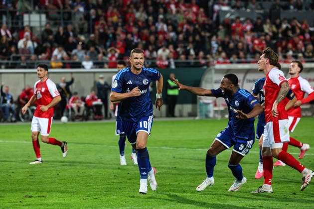 Torjubel - Torschütze Edin Dzeko (FC Schalke 04,10) trifft per Elfmeter zum 1-2 - 1. Hauptrunde DFB Pokal Saison 2026-2027 Hallescher FC Halle vs. FC Schalke 04 im Leuna-Chemie-Stadion in Halle Saale - Aktion,Fußball,Mann,Männer,Deutschland,24.08.2026 *** Goal celebration: Scorer Edin Dzeko of FC Schalke 04, 10, scores on a penalty kick to make it 1–2–1 in the main round of the 2026–2027 DFB Cup season between Hallescher FC Halle and FC Schalke 04 at the Leuna Chemie Stadium in Halle an der Saale. Action, soccer,man, men, Germany, August 24, 2026