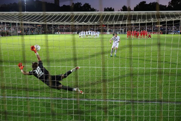 BERLIN, GERMANY - AUGUST 24: Torwart Goal Keeper Jakub Zielinski (Wolfsburg, 30) holds the penalty shot by Sven Sonnenberg (VSG Altglienicke, 4), which could have decided the game in favour of the Altglienicker, during the DFB Cup DFB Pokal match (Round 1) between DFB-Pokal: VSG Altglienicke - VfL Wolfsburg at Stadion auf dem Wurfplatz (Amateurstadion im Olympiapark) on August 24, 2026 in Berlin, Germany. DFL REGULATIONS PROHIBIT ANY USE OF PHOTOGRAPHS AS IMAGE SEQUENCES AND OR QUASI-VIDEO. Berlin Germany Copyright: xO.Frankex