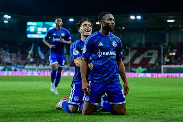 24.08.2026, Fussball, Saison 2026 2027, DFB-Pokal, Hallescher FC - FC Schalke 04, Moussa Sylla (FC Schalke 04) freut sich über das Tor zum 2:3, xRHR-FOTO YYx *** August 24, 2026, Soccer, 2026–2027 Season, DFB Cup, Hallescher FC vs. FC Schalke 04, Moussa Sylla of FC Schalke 04 celebrates scoring the goal that made the score 2–3, xRHR PHOTO YYx Copyright: KROEGER RHR-FOTOx RHR-FOTO YY