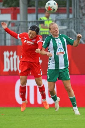 Mainz, Deutschland 24. August 2026: 1. BL Frauen - 2026 2027 - Sp. 1 - 1. FSV Mainz 05 gegen SV Werder Bremen Im Bild: v. li. im Zweikampf Akari Kurishima (FSV) gegen Elena Dhont (SVW). DFL regulations prohibit any use of photographs as image sequences and or quasi-video Bruchwegstadion Rheinland - Pfalz *** Mainz, Germany August 24, 2026 1st Bundesliga Women 2026–2027 Match 1: FSV Mainz 05 vs. SV Werder Bremen Pictured from left in a tackle: Akari Kurishima (FSV) vs. Elena Dhont (SVW). DFL regulations prohibit any use of photographs as image sequences and or quasi-video. Bruchwegstadion, Rhineland-Palatinate Copyright: xFotostandx xRacochax