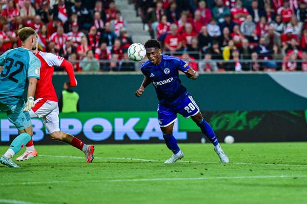 24.08.2026, Fussball, Saison 2026 2027, DFB-Pokal, Hallescher FC - FC Schalke 04, Junior Adamu (FC Schalke 04) erzielt das Tor zum 2:4 per Kopf, xRHR-FOTO YYx *** August 24, 2026, Soccer, 2026–2027 Season, DFB Cup, Hallescher FC vs. FC Schalke 04, Junior Adamu of FC Schalke 04 scores the goal to make it 2–4 with a header, xRHR PHOTO YYx Copyright: KROEGER RHR-FOTOx RHR-FOTO YY