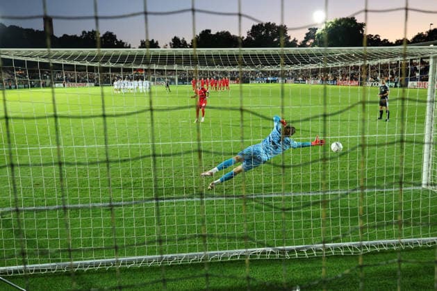 BERLIN, GERMANY - AUGUST 24: Muhammed Damar (Wolfsburg, 20) scores by penalty against Torwart Goal Keeper Luis Zwick (VSG Altglienicke, 1) in the goal, during the DFB Cup DFB Pokal match (Round 1) between DFB-Pokal: VSG Altglienicke - VfL Wolfsburg at Stadion auf dem Wurfplatz (Amateurstadion im Olympiapark) on August 24, 2026 in Berlin, Germany. DFL REGULATIONS PROHIBIT ANY USE OF PHOTOGRAPHS AS IMAGE SEQUENCES AND OR QUASI-VIDEO. Berlin Germany Copyright: xO.Frankex