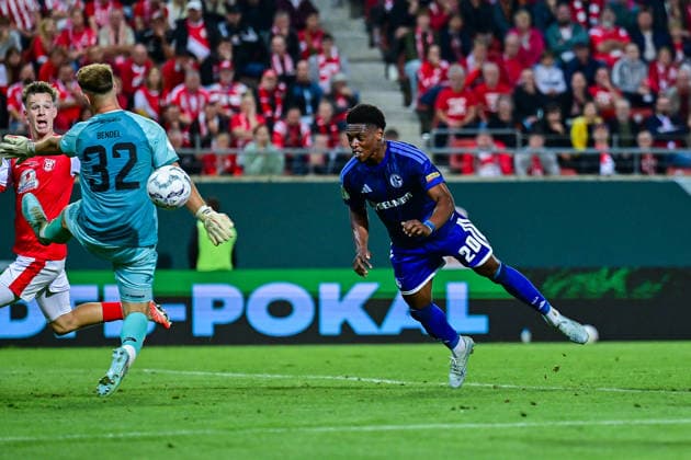24.08.2026, Fussball, Saison 2026 2027, DFB-Pokal, Hallescher FC - FC Schalke 04, Junior Adamu (FC Schalke 04) erzielt das Tor zum 2:4 per Kopf, xRHR-FOTO YYx *** August 24, 2026, Soccer, 2026–2027 Season, DFB Cup, Hallescher FC vs. FC Schalke 04, Junior Adamu of FC Schalke 04 scores the 2–4 goal with a header, xRHR PHOTO YYx Copyright: KROEGER RHR-FOTOx RHR-FOTO YY