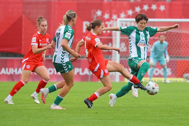 Mainz, Deutschland 24. August 2026: 1. BL Frauen - 2026 2027 - Sp. 1 - 1. FSV Mainz 05 gegen SV Werder Bremen Im Bild: v.li. beim Kampf um den Ball: v.li. Saskia Matheis (FSV), Juliane Wirtz (SVW), Kara Bathmann (FSV) und Mei Shimada (SVW). DFL regulations prohibit any use of photographs as image sequences and or quasi-video Bruchwegstadion Rheinland - Pfalz *** Mainz, Germany, August 24, 2026, 1st Bundesliga Women 2026–2027, Matchday 1, 1:0, FSV Mainz 05 vs. SV Werder Bremen. Pictured from left, battling for the ball: Saskia Matheis (FSV), Juliane Wirtz (SVW), Kara Bathmann (FSV), and Mei Shimada (SVW). DFL regulations prohibit any use of photographs as image sequences and or quasi-video. Bruchwegstadion, Rhineland-Palatinate Copyright: xFotostandx xRacochax