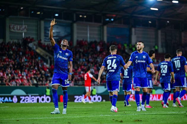 24.08.2026, Fussball, Saison 2026 2027, DFB-Pokal, Hallescher FC - FC Schalke 04, Junior Adamu (FC Schalke 04) freut sich über das Tor zum 2:4 xRHR-FOTO YYx *** August 24, 2026, Soccer, 2026–2027 Season, DFB Cup, Hallescher FC vs. FC Schalke 04, Junior Adamu of FC Schalke 04 celebrates his goal, 2–4 xRHR PHOTO YYx Copyright: KROEGER RHR-FOTOx RHR-FOTO YY