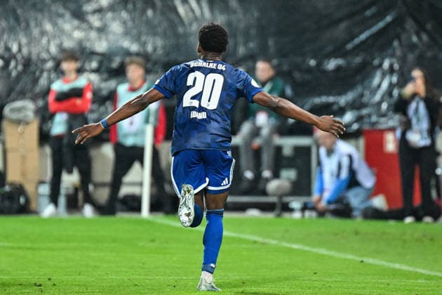 Fußball I Herren I Saison 2026-2027 I DFB-Pokal I Hallescher FC - FC Schalke 04 I 24.08.2026 Torjubel Chukwubuike Junior Adamu (20, FC Schalke 04) Freisteller, Nahaufnahme, Porträt, Portrait, Einzelfoto, Einzelbild, Körper Halle (Saale) Leuna-Chemie-Stadion Sachsen-Anhalt Deutschland *** Soccer I Men s I 2026–2027 Season I DFB Cup I Hallescher FC vs. FC Schalke 04 I August 24, 2026 Goal celebration by Chukwubuike Junior Adamu, 20, FC Schalke 04 cutout, close-up, portrait, single photo, single image, body Halle Saale Leuna Chemie Stadium Saxony-Anhalt Germany Copyright: xLobeca InesxHähnelx