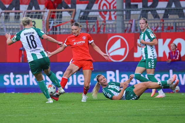 Mainz, Deutschland 24. August 2026: 1. BL Frauen - 2026 2027 - Sp. 1 - 1. FSV Mainz 05 gegen SV Werder Bremen Im Bild: v.li. beim Kampf um den Ball: Lina Hausicke (SVW), Gentiana Fetaj (FSV) und Juliane Wirtz (SVW). DFL regulations prohibit any use of photographs as image sequences and or quasi-video Bruchwegstadion Rheinland - Pfalz *** Mainz, Germany, August 24, 2026, Women s Bundesliga 1, 2026–2027, Matchday 1, 1: FSV Mainz 05 vs. SV Werder Bremen. Pictured from left, battling for the ball: Lina Hausicke (SVW), Gentiana Fetaj (FSV), and Juliane Wirtz (SVW). DFL regulations prohibit any use of photographs as image sequences and or quasi-video. Bruchwegstadion, Rhineland-Palatinate Copyright: xFotostandx xRacochax