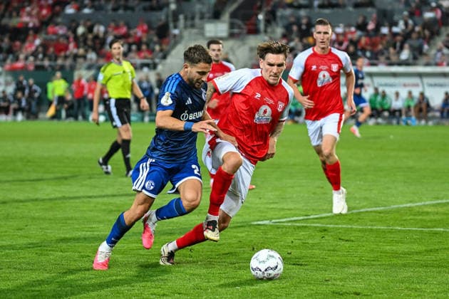 Fußball I Herren I Saison 2026-2027 I DFB-Pokal I Hallescher FC - FC Schalke 04 I 24.08.2026 Zweikampf Adil Aouchiche (24, FC Schalke 04), Niclas Stierlin (13, Hallescher FC) Halle (Saale) Leuna-Chemie-Stadion Sachsen-Anhalt Deutschland *** Soccer I Men s I 2026–2027 Season I DFB Cup I Hallescher FC vs. FC Schalke 04 I August 24, 2026: Tackle by Adil Aouchiche (24), FC Schalke 04, Niclas Stierlin 13, Hallescher FC, Halle (Saale), Leuna Chemie Stadium, Saxony-Anhalt, Germany Copyright: xLobeca InesxHähnelx