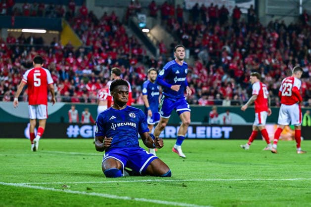 24.08.2026, Fussball, Saison 2026 2027, DFB-Pokal, Hallescher FC - FC Schalke 04, Junior Adamu (FC Schalke 04) freut sich über das Tor zum 2:4 xRHR-FOTO YYx *** August 24, 2026, Soccer, 2026–2027 Season, DFB Cup, Hallescher FC vs. FC Schalke 04, Junior Adamu of FC Schalke 04 celebrates his goal, making the score 2–4. xRHR PHOTO YYx Copyright: KROEGER RHR-FOTOx RHR-FOTO YY