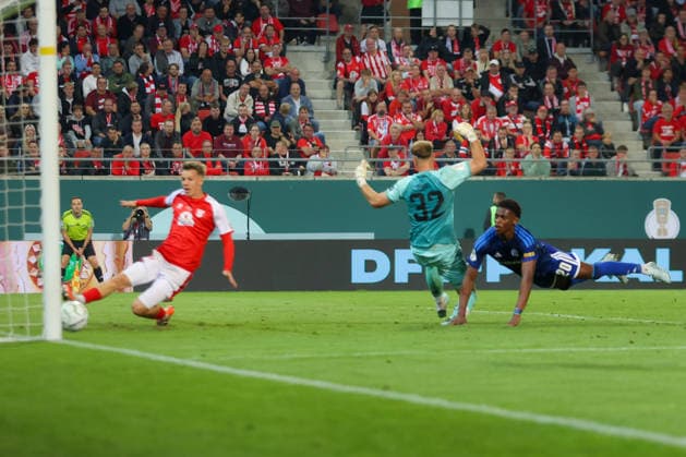 24.08.2026, xtgx, Fussball - DFB Pokal 1.Runde Hallescher FC - FC Schalke 04 emspor, v.l. Tor zum 2:4 durch Junior Adamu (Schalke, 20) (DFL DFB REGULATIONS PROHIBIT ANY USE OF PHOTOGRAPHS as IMAGE SEQUENCES and or QUASI-VIDEO) Halle (Saale) *** August 24, 2026, xtgx, Soccer DFB Cup First Round: Hallescher FC vs. FC Schalke 04 (emspor), from left: Goal making the score 2–4 by Junior Adamu (Schalke), 20 DFL and DFB regulations prohibit any use of photographs as image sequences and or quasi-video. Halle Saale