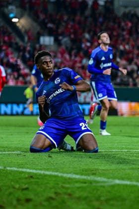 24.08.2026, Fussball, Saison 2026 2027, DFB-Pokal, Hallescher FC - FC Schalke 04, Junior Adamu (FC Schalke 04) freut sich über das Tor zum 2:4 xRHR-FOTO YYx *** August 24, 2026, Soccer, 2026–2027 Season, DFB Cup, Hallescher FC vs. FC Schalke 04, Junior Adamu of FC Schalke 04 celebrates his goal—2–4 xRHR PHOTO YYx Copyright: KROEGER RHR-FOTOx RHR-FOTO YY