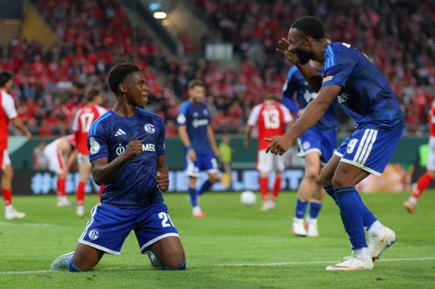 24.08.2026, xtgx, Fussball - DFB Pokal 1.Runde Hallescher FC - FC Schalke 04 emspor, v.l. Jubel nach dem 2:4 durch Junior Adamu (Schalke, 20) (DFL DFB REGULATIONS PROHIBIT ANY USE OF PHOTOGRAPHS as IMAGE SEQUENCES and or QUASI-VIDEO) Halle (Saale) *** August 24, 2026, xtgx, Soccer, DFB Cup First Round: Hallescher FC vs. FC Schalke 04, emspor, from left: Celebration after Schalke’s 2-4 win by Junior Adamu, 20 DFL DFB REGULATIONS PROHIBIT ANY USE OF PHOTOGRAPHS AS IMAGE SEQUENCES AND OR QUASI-VIDEO Halle Saale