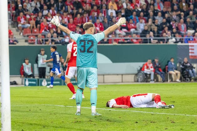 Deutschland: DFB Pokal, Saison 2026 2027, 24.08.2026, 1.Runde , Hallescher FC vs FC Schalke 04 , Leuna-Chemie-Stadion : Kastull, Vin (Hallescher FC, 27) bewusstlos auf dem Boden *** Germany DFB Cup, 2026–2027 Season, August 24, 2026, First Round, Hallescher FC vs. FC Schalke 04, Leuna Chemie Stadion Kastull, Vin Hallescher FC, 27 people unconscious on the ground Copyright: xMichellexLukax