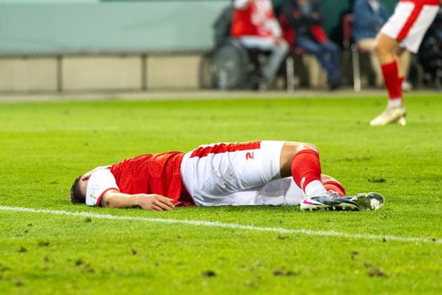 Deutschland: DFB Pokal, Saison 2026 2027, 24.08.2026, 1.Runde , Hallescher FC vs FC Schalke 04 , Leuna-Chemie-Stadion : Kastull, Vin (Hallescher FC, 27) bewusstlos auf dem Boden *** Germany DFB Cup, 2026–2027 Season, August 24, 2026, First Round, Hallescher FC vs. FC Schalke 04, Leuna Chemie Stadion Kastull, Vin Hallescher FC, 27 people unconscious on the ground Copyright: xMichellexLukax