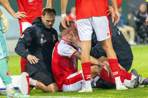 Deutschland: DFB Pokal, Saison 2026 2027, 24.08.2026, 1.Runde , Hallescher FC vs FC Schalke 04 , Leuna-Chemie-Stadion : Kastull, Vin (Hallescher FC, 27) bewusstlos auf dem Boden *** Germany DFB Cup, 2026–2027 Season, August 24, 2026, First Round, Hallescher FC vs. FC Schalke 04, Leuna Chemie Stadion Kastull, Vin Hallescher FC, 27 people unconscious on the ground Copyright: xMichellexLukax