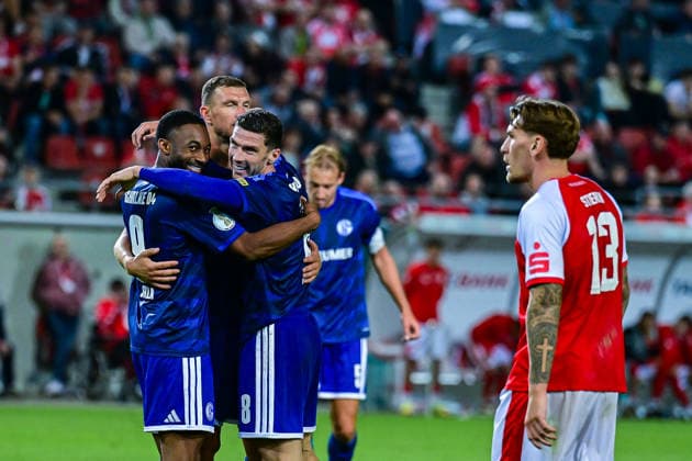 24.08.2026, Fussball, Saison 2026 2027, DFB-Pokal, Hallescher FC - FC Schalke 04, Edin DÅ¾eko Dzeko (FC Schalke 04) freut sich über das Tor zum 2:5, xRHR-FOTO YYx *** August 24, 2026, Soccer, 2026–2027 Season, DFB Cup, Hallescher FC vs. FC Schalke 04, Edin Džeko of FC Schalke 04 celebrates scoring the goal to make it 2–5; xRHR PHOTO YYx Copyright: KROEGER RHR-FOTOx RHR-FOTO YY