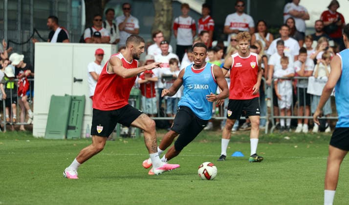 24.08.26 VfB Stuttgart Training Deutschland, Stuttgart, 24.08.2026, Fussball, Bundesliga, Saison 2026 2027, VfB Stuttgart Training: v.l. Jeff Chabot, Jamie Leweling. *** August 24, 2026 VfB Stuttgart Practice Germany, Stuttgart, August 24, 2026, Soccer, Bundesliga, 2026–2027 Season, VfB Stuttgart Practice (from left) Jeff Chabot, Jamie Leweling