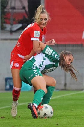 Mainz, Deutschland 24. August 2026: 1. BL Frauen - 2026 2027 - Sp. 1 - 1. FSV Mainz 05 gegen SV Werder Bremen Im Bild: v. li. im Zweikampf Chiara Bouziane (FSV) gegen Lilli Purtscheller (SVW). DFL regulations prohibit any use of photographs as image sequences and or quasi-video Bruchwegstadion Rheinland - Pfalz *** Mainz, Germany, August 24, 2026, 1st Bundesliga Women 2026–2027, Matchday 1, Game 1: FSV Mainz 05 vs. SV Werder Bremen. Pictured from left in a tackle: Chiara Bouziane (FSV) against Lilli Purtscheller (SVW). DFL regulations prohibit any use of photographs as image sequences and or quasi-video. Bruchwegstadion, Rhineland-Palatinate Copyright: xFotostandx xRacochax