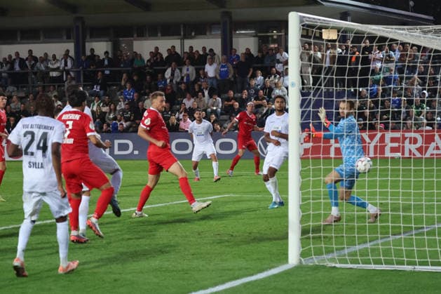 BERLIN, GERMANY - AUGUST 24: shortly before the end of the extra time Hauke Wahl (Wolfsburg, 6) scores the goal to make it 3:3 against Torwart Goal Keeper Luis Zwick (VSG Altglienicke, 1), during the DFB Cup DFB Pokal match (Round 1) between DFB-Pokal: VSG Altglienicke - VfL Wolfsburg at Stadion auf dem Wurfplatz (Amateurstadion im Olympiapark) on August 24, 2026 in Berlin, Germany. DFL REGULATIONS PROHIBIT ANY USE OF PHOTOGRAPHS AS IMAGE SEQUENCES AND OR QUASI-VIDEO. Berlin Germany Copyright: xO.Frankex